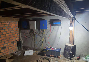 Sistema híbrido de bombeo solar de 4 kW y sistema de energía solar fuera de la red de 2 kVA en Camboya.